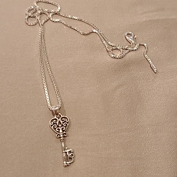 Filigree heart key sterling silver necklace - Picture 4 of 4